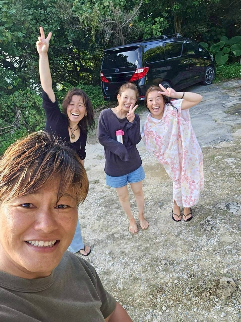 沖縄営業の営業前に友達たちと早朝サーフィン🏄🏽‍♀️