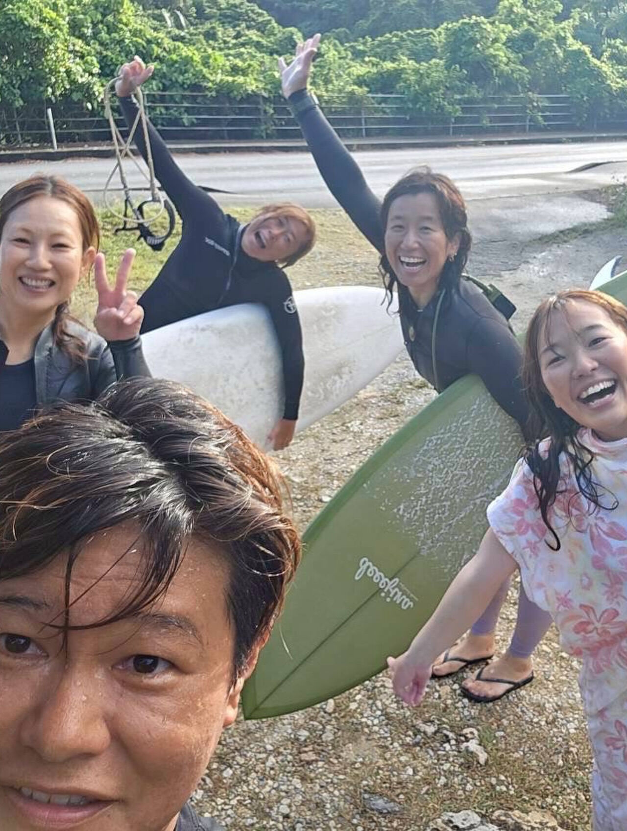 沖縄営業の営業前に友達たちと早朝サーフィン🏄🏽‍♀️